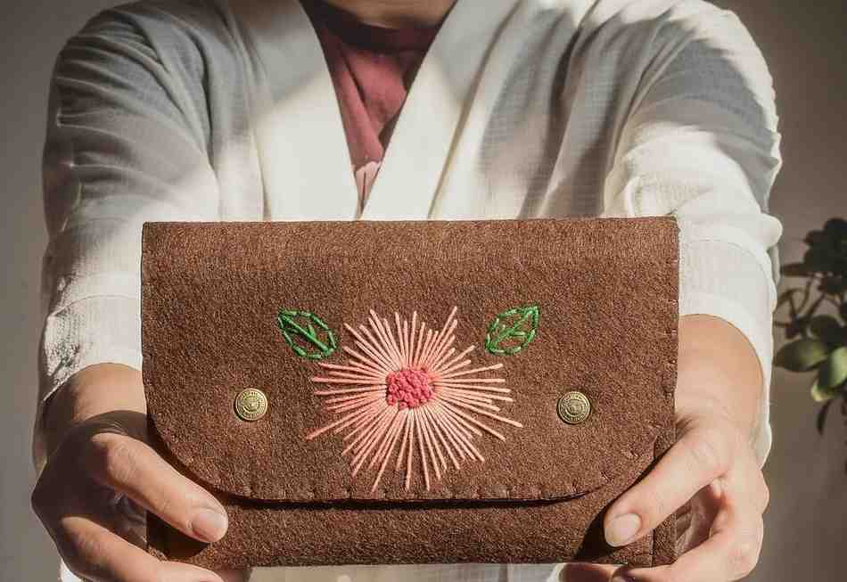 تصویر 4 از کیف نمدی با طراحی شیک برای مهمانی های دوستانه